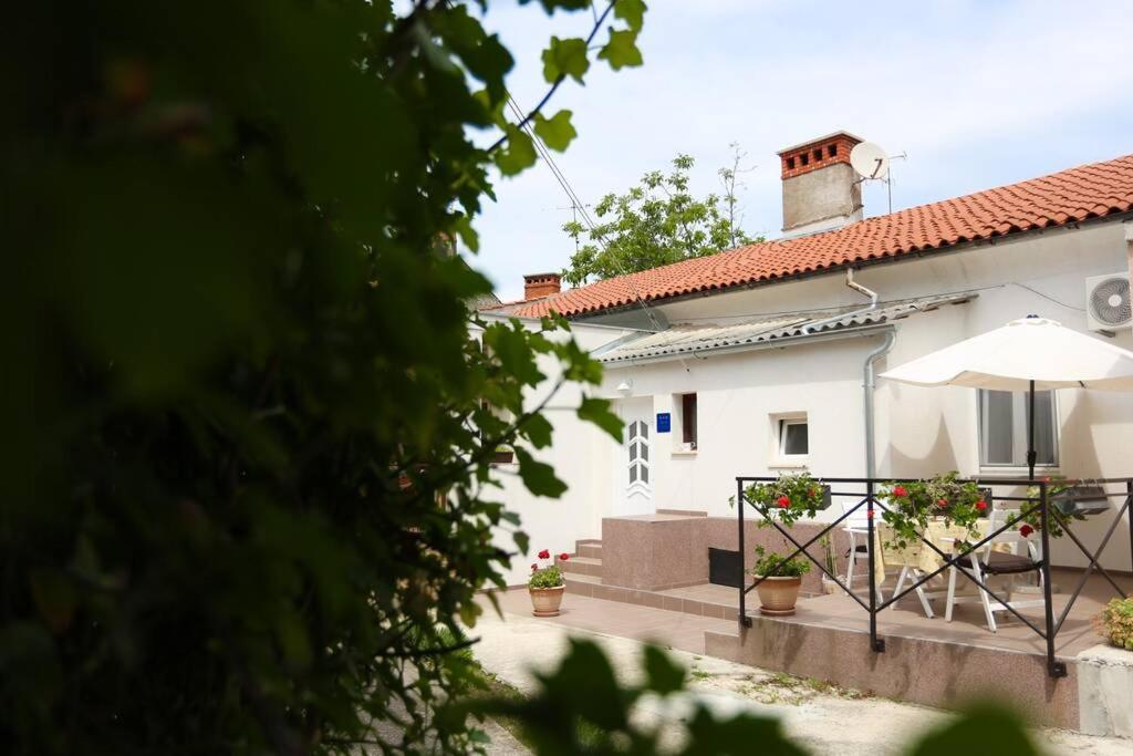 Charming Apartment In Town Center Pula Exterior foto