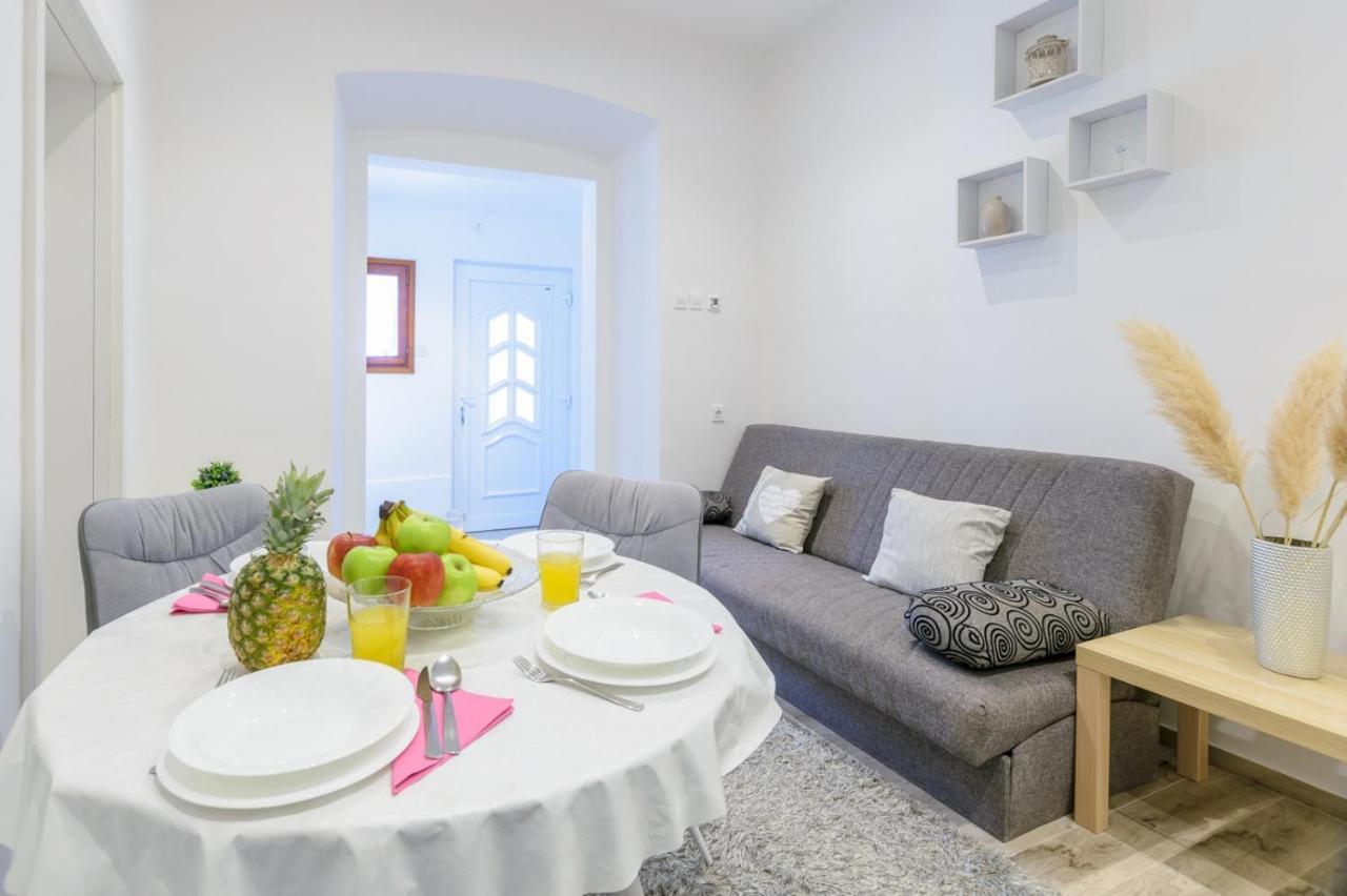 Charming Apartment In Town Center Pula Exterior foto