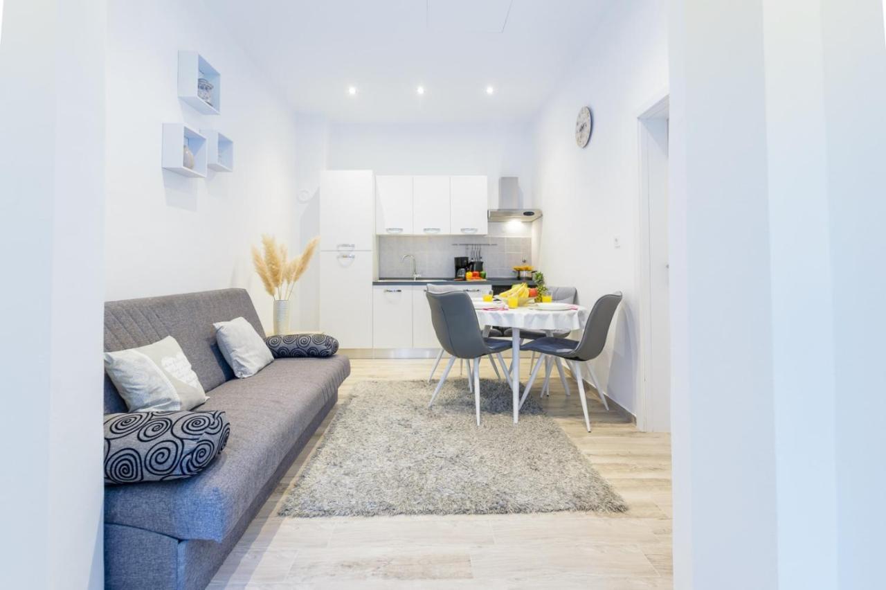 Charming Apartment In Town Center Pula Exterior foto